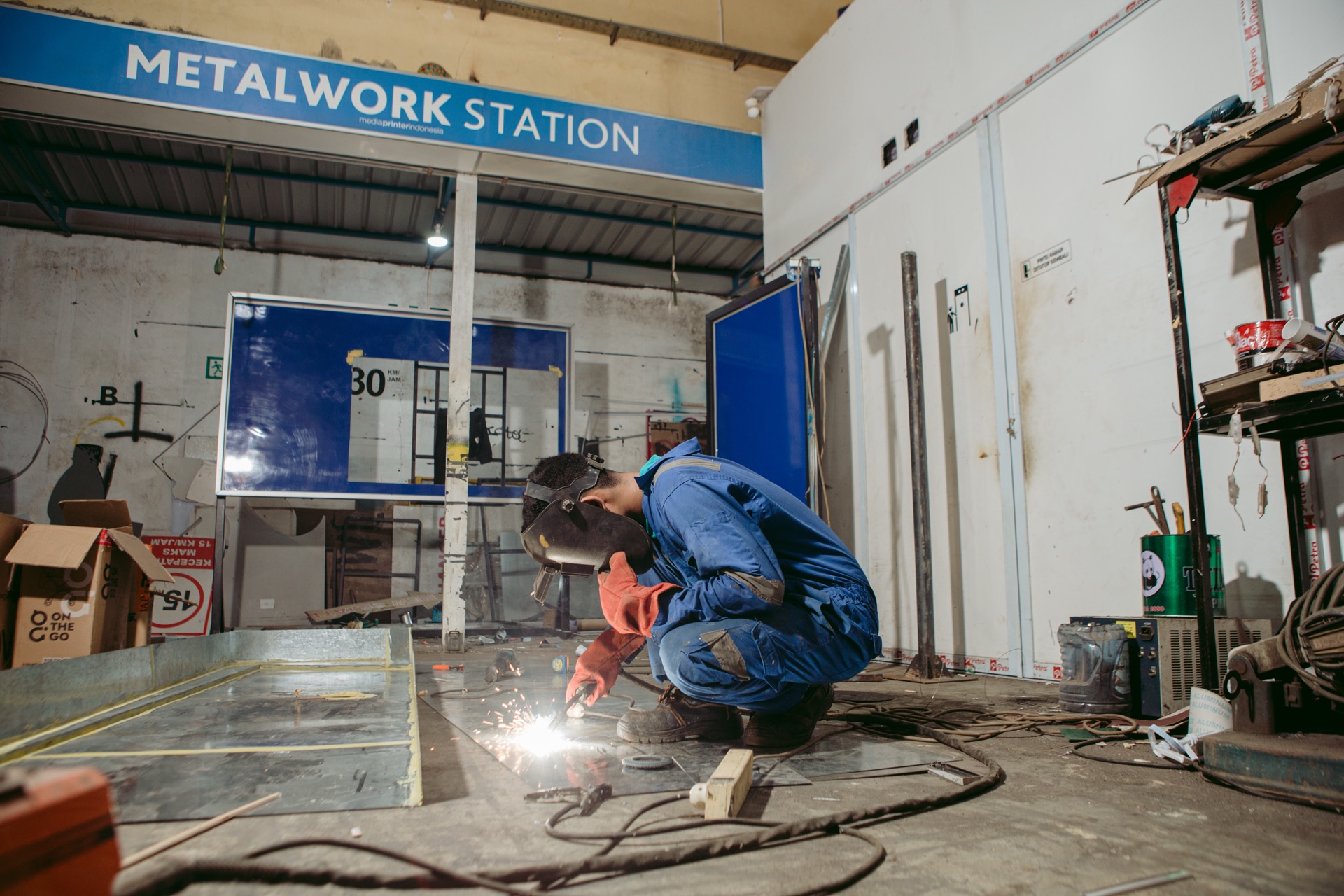 Proses fabrikasi signage di metalwork station MPI