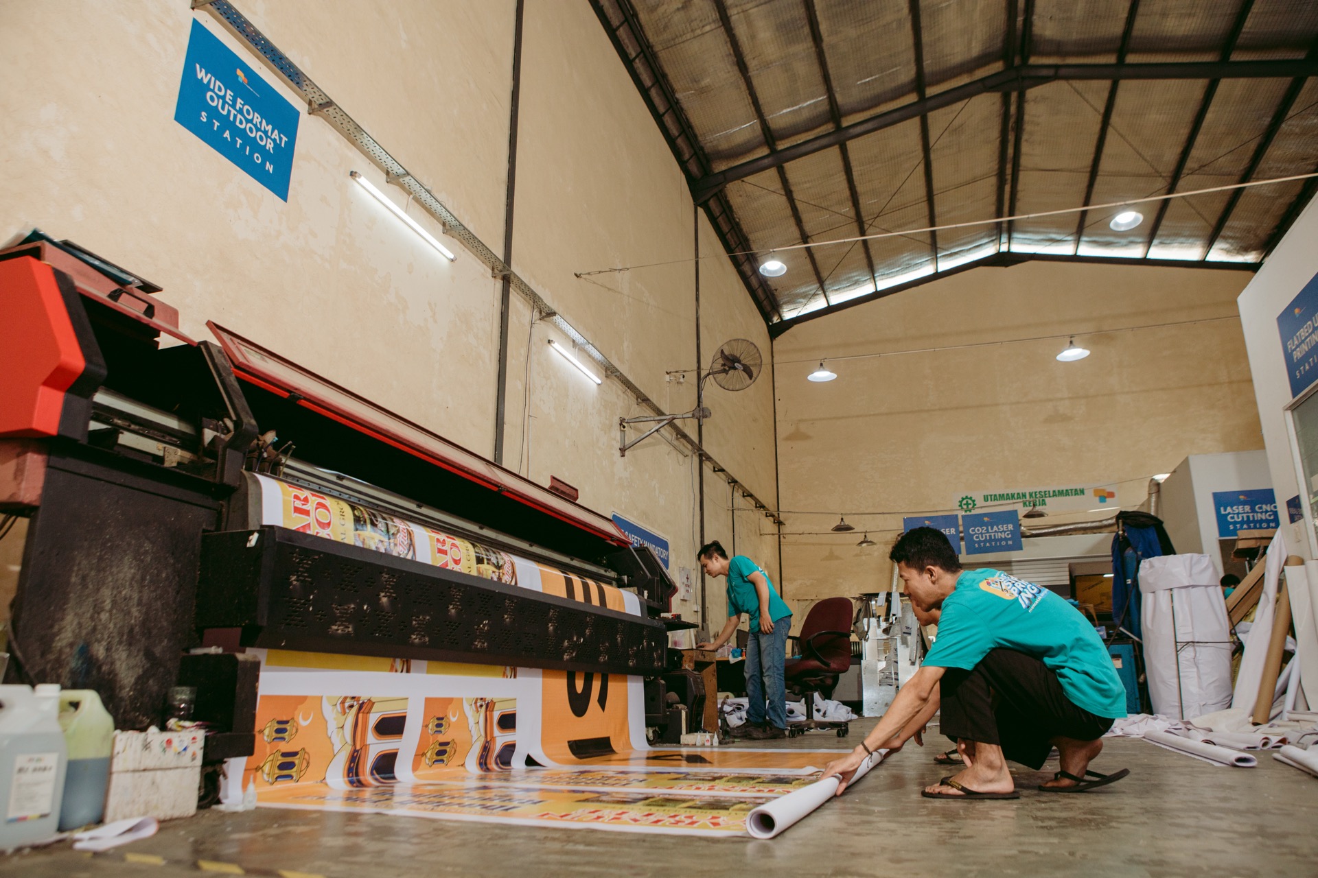 Mesin wide format printing MPI mencetak banner outdoor