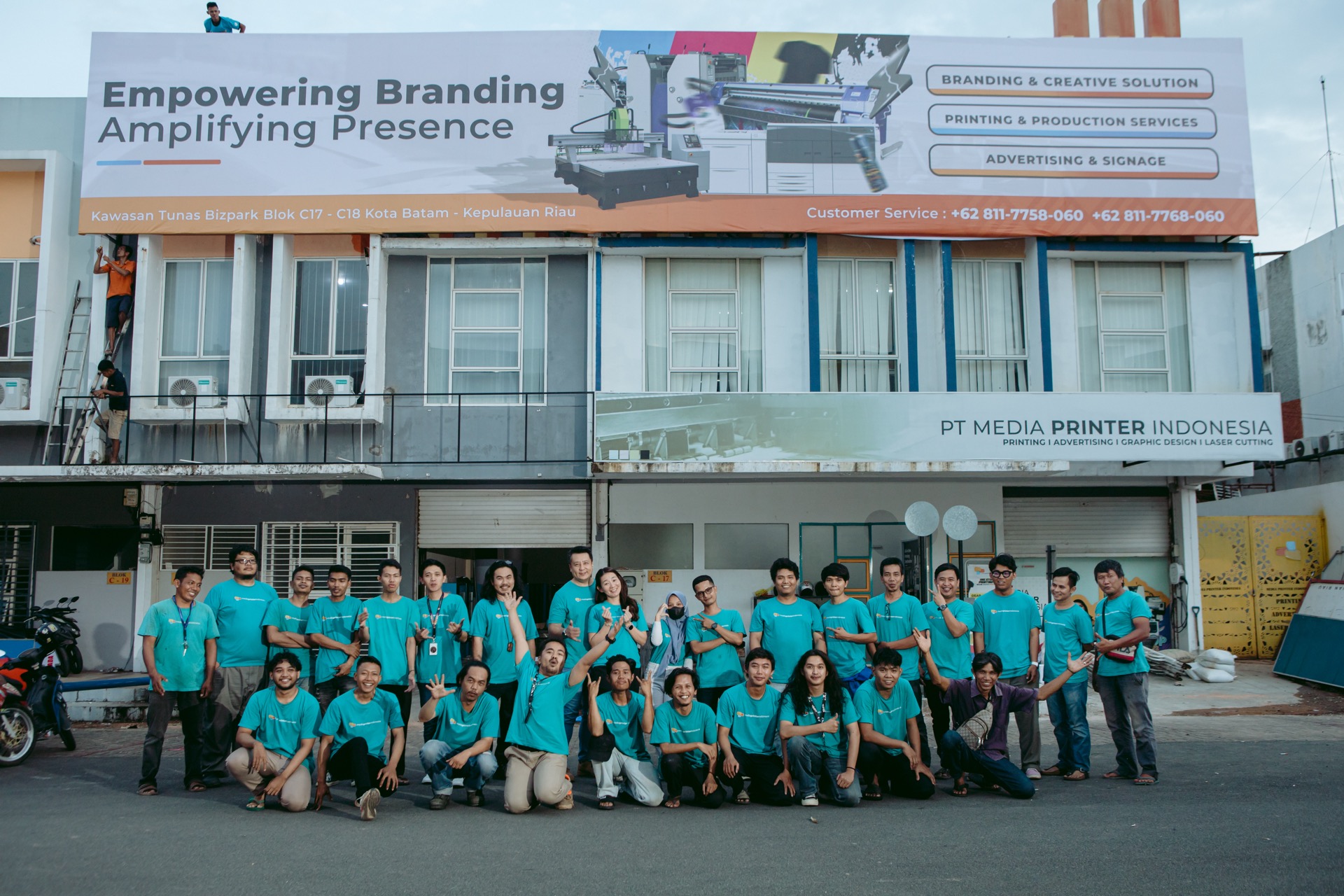 Tim besar Media Printer Indonesia di depan kantor pusat MPI Batam