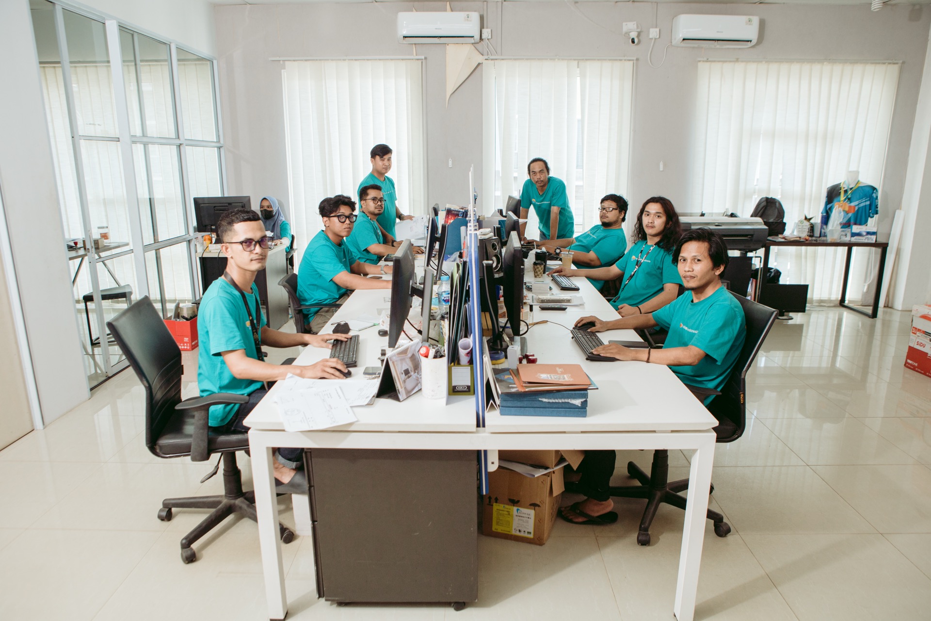 Tim desain MPI bekerja di studio